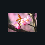 Impressão Em Tela Flores De Sakura Rosa Numa Árvore Em Springtime<br><div class="desc">Um grupo de flores rosadas de sakura em uma árvore florescente na estação do primavera. Fundo rosa suave de cereja floresce no jardim. O charme da estação de primavera. Uma pintura digital muito grande a partir de uma fotografia. Impressão floral esticada de tela para decorar seu lugar ou para ser...</div>