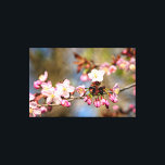 Impressão Em Tela Flores Frescas de Sakura Iluminadas pelo Sol e Bot<br><div class="desc">Flores delicadas de sakura, flores de cerejeira japonesa num galho de árvore. Botões roxos. O início da floração no jardim de primavera. A beleza encantadora da estação da primavera. Uma pintura digital extragrande a partir de uma fotografia. Impressão em tela esticada floral incrível para decorar o seu local ou para...</div>