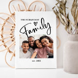 Impressão Em Tela Foto da família bonita e moderna | Preto e branco<br><div class="desc">Esta arte de fotos simples e da família de na moda apresenta sua foto pessoal favorita,  com a palavra "família" aparecendo na tipografia moderna de escrita manuscrita preta,  com um coração bonito desenhado em um fundo branco. Adicione seu nome de família e data estabelecida.</div>