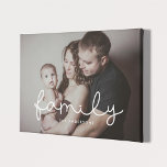 Impressão Em Tela Foto da família de scripts brancos bonitos da famí<br><div class="desc">Mostre suas fotos favoritas com este impressão moderno,  com a palavra Família em uma bela camada de texto. Pode mudar facilmente a cor e o tamanho do texto para ajustado da sua imagem.</div>
