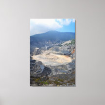 Foto da paisagem da cratera de enxofre da montanha