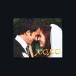 Impressão Em Tela Foto de Casamento de Dourados Abraços e Kisses<br><div class="desc">O sotaque do ouro elegante X e O na sua foto de casamento nesta canvas,  fazer-a como um presente perfeito para si ou para os seus pais.</div>