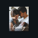 Impressão Em Tela Foto personalizada de script da família personaliz<br><div class="desc">Personalize esta canvas esticada com a sua foto favorita da família. Apresentando um script moderno "Família" tipo camada branca. Um querido,  guardado para exibir em sua casa.</div>