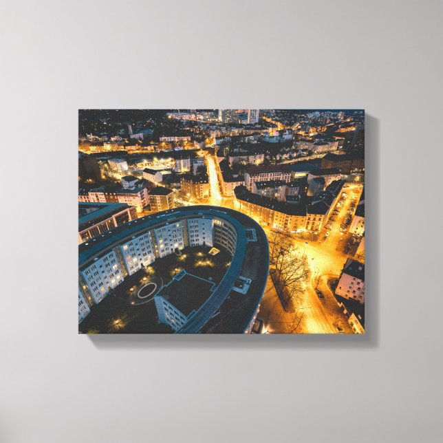 Impressão Em Tela fotografia aérea de edifícios à noite (Frente)