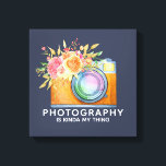 Impressão Em Tela Fotografia é tipo minha câmera de aquarela<br><div class="desc">Uma tela impressa com o ditado: Fotografia é meio que minha coisa. Projetado com uma ilustração aquosa de uma câmera laranja e um buquê floral descansando no topo. As flores do buquê são rosas claro e laranja com folhas verdes,  um bonito arranjo floral.</div>
