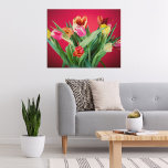 Impressão Em Tela Fotografia primavera verde vermelha e verde<br><div class="desc">Um monte de tulipas coloridas sobre um fundo vermelho como uma tela imprimem uma verdadeira arte de pegar os olhos para seus espaços vivos.</div>