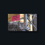 Impressão Em Tela Fotografia Urbana do Compro Torturador Nova Iorque<br><div class="desc">Apresenta uma fotografia original de cartões à venda num compro turístico no centro de Manhattan,  Nova Iorque. Muitas outras fotografias da NYC e da natureza também estão disponíveis neste compro. Não vê exatamente o que está procurando? Entre em contato com Rebecca para ter um produto personalizado só para você!</div>