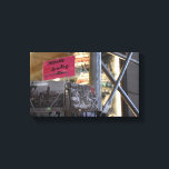 Impressão Em Tela Fotografia Urbana do Compro Torturador Nova Iorque<br><div class="desc">Apresenta uma fotografia original de cartões à venda num compro turístico no centro de Manhattan,  Nova Iorque. Muitas outras fotografias da NYC e da natureza também estão disponíveis neste compro. Não vê exatamente o que está procurando? Entre em contato com Rebecca para ter um produto personalizado só para você!</div>