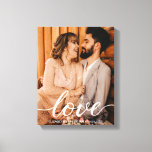 Impressão Em Tela Fotografias Personalizadas Nomes de Casamento Data<br><div class="desc">Personalize esta canvas fotográfica com sua fotografia favorita do casamento do melhor dia de sempre. Com uma escrita de "amor" num estilo moderno manuscrito que é elegante e clássico. Personalize com seus nomes e data de casamento. Uma manutenção perfeita. Guarde as memórias do seu dia especial para sempre com esta...</div>