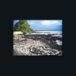 Impressão Em Tela Hawaii Black Sand Beach e Coral "Love" Heart Photo<br><div class="desc">"Amor", relaxe, e aproveite a beleza desta princesa praia de areia negra em Big Island enquanto você olha para esta impressão canvas da costa havaiana. Tenho sorte de ter visto este coração "amoroso" feito de rochas de coral, enquanto caminhava nesta praia no final da tarde. Você pode personalizar facilmente esta...</div>