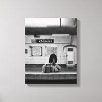 Homem com sacos de compras no metrô (Chatelet)