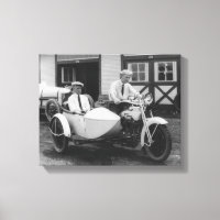 Homens na motocicleta Harley Davidson com Sidecar