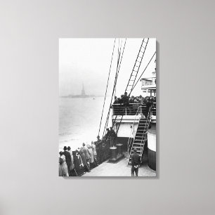 Impressão Em Tela Imigrantes que vêem a foto da estátua da liberda