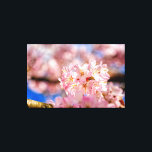 Impressão Em Tela Incrível E Incrível Flores De Sakura Rosa Na Prima<br><div class="desc">Um belo, espantoso, e espantoso bando de flores de sakura rosa. O fundo suave da cereja floresce e o céu azul profundo da estação do primavera. Uma pintura digital muito grande a partir de uma fotografia. Impressão floral esticada de tela para decorar seu lugar ou para ser usada como presente...</div>