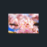 Impressão Em Tela Incrível E Incrível Flores De Sakura Rosa Na Prima<br><div class="desc">Um belo, espantoso, e espantoso bando de flores de sakura rosa. O fundo suave da cereja floresce e o céu azul profundo da estação do primavera. Uma pintura digital muito grande a partir de uma fotografia. Impressão floral esticada de tela para decorar seu lugar ou para ser usada como presente...</div>