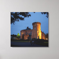 Irlanda, o Castelo Dromoland iluminado ao crepúscu