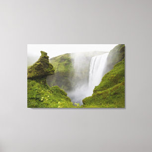 Impressão Em Tela Islândia. A cachoeira Skogarfoss cai sobre uma