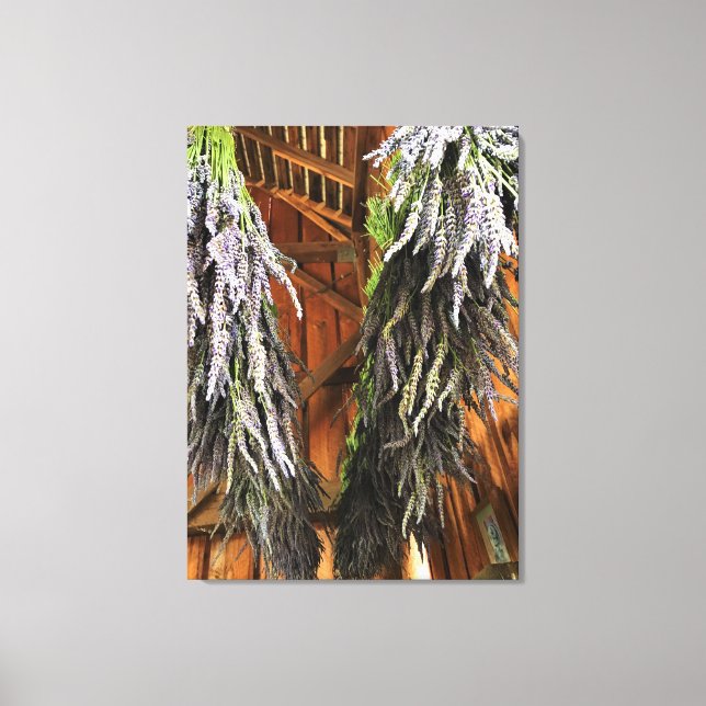 Impressão Em Tela Lavanda pendurada em um celeiro (Frente)