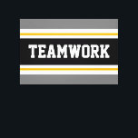 Impressão Em Tela Listras de corrida cinza preto laranja esportivo T<br><div class="desc">Este design esportivo e atlético apresenta um texto ousado TRABALHO EM EQUIPE dentro de uma larga faixa preta destacada com listras de corrida duplas brancas e laranja-amarelo contra listras externas cinzas. O texto neste design pode ser personalizado.</div>