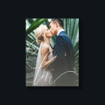Impressão Em Tela Love Script Wedding<br><div class="desc">Mostre sua foto favorita do casamento ou escolha a de amigos e dê como presente. O amor é escrito em uma fonte grande e elegante de escrita branca.</div>