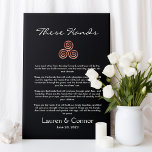 Impressão Em Tela Manipulando Voos De Casamento Irlandês Céltico Esp<br><div class="desc">Estas mãos Manipulando cerimônia com rosa de ouro falso Nó espiral celta em um fundo preto. Personalize o título,  poema,  nomes de casais e data. Uma perfeita lembrança de casamento ou presente de aniversário.</div>