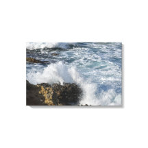 Mar tempestuoso, ondas caindo em rochas