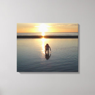 Impressão Em Tela Menina brincando no pôr do sol em água baixa