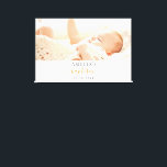 Impressão Em Tela Menina moderna fotográfica Baptism<br><div class="desc">Para um batismo elegante,  neutro em gênero. Um fundo branco chic. Personalize e adicione uma foto horizontal,  o nome da criança e a data do batismo. Letras pretas e ouros.</div>