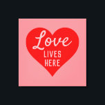 Impressão Em Tela Mensagem Love Lives Here<br><div class="desc">Uma mensagem otimista que diz "Love Lives Here". Tema das cores vermelha e rosa com um coração grande como motivo principal. Assine uma casa feliz.</div>