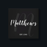 Impressão Em Tela Monograma e Nome da Família de Script Moderno Pers<br><div class="desc">Monograma Personalizado e Nome da Família Presente com o nome da família no estilo de fonte branco do script moderno e monograma no estilo de fonte do script moderno da cinza como fundo com o ano estabelecido no estilo de fonte do sans branco em fundo preto. Perfeito como presente para...</div>