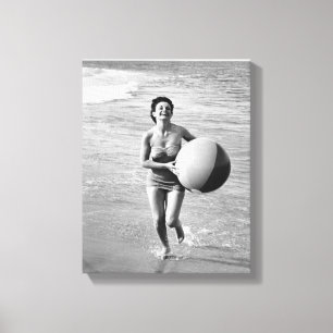 Impressão Em Tela Mulher com uma bola de praia