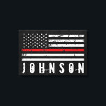 Impressão Em Tela Nome Personalizado Sinalizador de Bombeiro Vestido<br><div class="desc">Um embrulho de canvas em estilos angustiados com uma fina linha vermelha bandeira americana indicativa de profissionais de bombeiros. Por baixo, este é um lugar para o seu nome ou para o seu nome de destinatário de presentes. Não se esqueça de seguir estas instruções para se certificar de que o...</div>