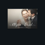 Impressão Em Tela Nomes de letra moderna personalizados para foto de<br><div class="desc">Celebre a sua história de amor com este elegante Canvas de Fotos de Casamento Personalizado, apresentando sua foto favorita, nomes em letra cursiva moderna e data do casamento. Concebido como uma bela decoração para o dia do casamento e um souvenir duradouro para decorar a casa, este canvas esticado é um...</div>
