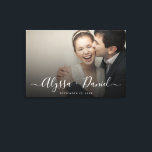 Impressão Em Tela Nomes de script moderno personalizados para foto d<br><div class="desc">Celebre a sua história de amor com este elegante Quadro de Fotos de Casamento Personalizado, apresentando sua foto favorita, nomes em letra cursiva moderna e data do casamento. Concebido como uma decoração elegante para o dia do casamento e um souvenir duradouro para a decoração da casa, esta tela esticada é...</div>