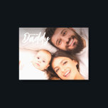 Impressão Em Tela Nós o amamos Pai Personalizar Foto Primeiro dia de<br><div class="desc">Coloque um sorriso em seu rosto toda vez que ele vir esta tela impressa. Celebre o pai incrível que ele está em seu primeiro dia de os pais com este impressão especial personalizável de parede. Apresentando as palavras "Nós te amamos Pai" em um estilo moderno de tipografia, san serif e...</div>