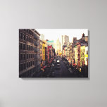 Impressão Em Tela Nova Iorque da Chinatown<br><div class="desc">Uma pintura paisagística urbana de arte impressionante que imprime uma rua em Chinatown, Nova Iorque. Esta foto de paisagem urbana revela as muitas camadas de vida em um ambiente urbano. A arquitetura variada conduz o olho ao fundo da rua e a atividade acontece em todos os níveis. Em um robô...</div>