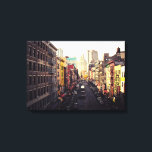 Impressão Em Tela Nova Iorque da Chinatown<br><div class="desc">Uma pintura paisagística urbana de arte impressionante que imprime uma rua em Chinatown, Nova Iorque. Esta foto de paisagem urbana revela as muitas camadas de vida em um ambiente urbano. A arquitetura variada conduz o olho ao fundo da rua e a atividade acontece em todos os níveis. Em um robô...</div>