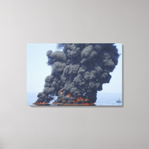 Impressão Em Tela Nuvens escuras de fumaça e fogo emergem 2