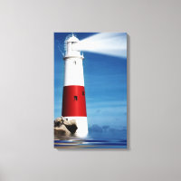 Olhar para o farol no mar