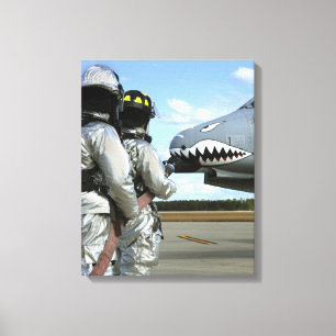 Impressão Em Tela Os sapadores-bombeiros distribuem uma mangueira de