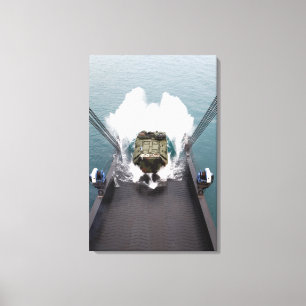 Impressão Em Tela Os veículos do assalto anfíbio desembarcam de US