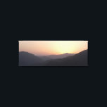 Impressão Em Tela Ouro Sky Dawn Morning Sunrise nas montanhas<br><div class="desc">Uma bela, impressionante, vibrante, mas serena, na moda, artística, canvas de fade resistente a longo prazo, de alta durabilidade, apresentando uma bela e intocada fotografia de um nascer do sol da madrugada nas montanhas, com um céu ouro segundos antes da ascensão do sol de trás das montanhas. canvas de fotos...</div>