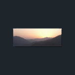 Impressão Em Tela Ouro Sky Dawn Morning Sunrise nas montanhas<br><div class="desc">Uma bela, impressionante, vibrante, mas serena, na moda, artística, canvas de fade resistente a longo prazo, de alta durabilidade, apresentando uma bela e intocada fotografia de um nascer do sol da madrugada nas montanhas, com um céu ouro segundos antes da ascensão do sol de trás das montanhas. canvas de fotos...</div>