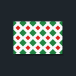 Impressão Em Tela Ouros Verdes e Vermelhos em Branco<br><div class="desc">Celebre o Natal com este ousado e geométrico padrão de diamantes verdes e diamantes vermelhos menores em um fundo branco. As formas brancas se cruzam, o que impede que as formas de diamante se toquem, semelhante a um padrão de harlequin. Imagem criada digitalmente. Copyright ©2013 Claire E. Skinner, Todos os...</div>