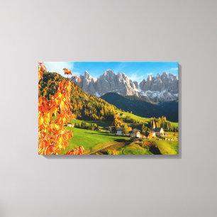 Impressão Em Tela Outono em uma paisagem das dolomites com igreja