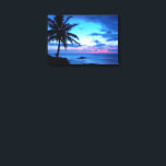 Impressão Em Tela Paisagem solar azul-rosa Bonito da Ilha Tropical<br><div class="desc">Fotografia da natureza linda. Uma fotografia na moda e elegante de azul claro e escuro, turquesa, violeta, roxo ametista e pôr do sol cor-de-rosa pastel numa exótica praia da ilha havaiana com palmeiras. Bonito cena tropical para o amante do Havaí, praias Caribe, oceano, mar, beleza dos trópicos e destinos populares...</div>