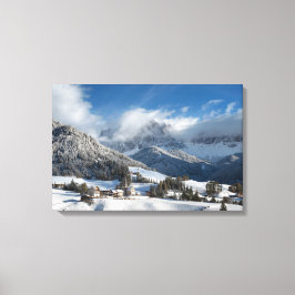 Impressão Em Tela Pequena vila com montanhas Dolomites na neve