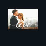 Impressão Em Tela Personalização de Foto de Casamento de Script de A<br><div class="desc">Celebre seu dia especial com esta Impressão Personalizada de Foto de Casamento do Script de Amor Elegante. Apresentando sua foto favorita de casamento, esta design incorpora um motivo romântico de escrita "Amor" combinado com seus nomes e data de casamento para um toque pessoal e eterno. Perfeito como guardião para recém-casados,...</div>