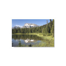 Pico De Montanha Refletido Em Um Lago