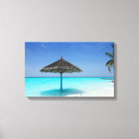 Praia Cênica Tropical com o Guarda-chuvas Atingido